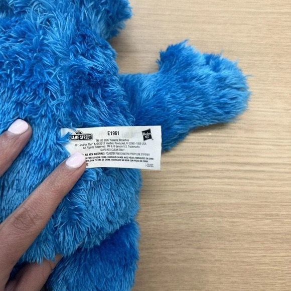 Hasbro Sesame Street TALKING COOKIE MONSTER W/ COOKIE 14" Plush STUFFED ANIMAL - Picture 3 of 4